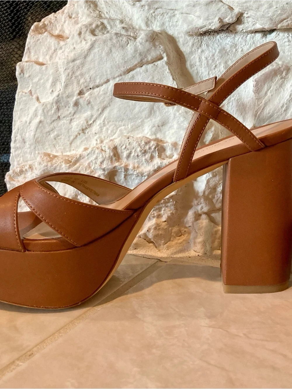EUC with box/ dust bag Stuart Weitzman Maia platform sandals in “saddle” color